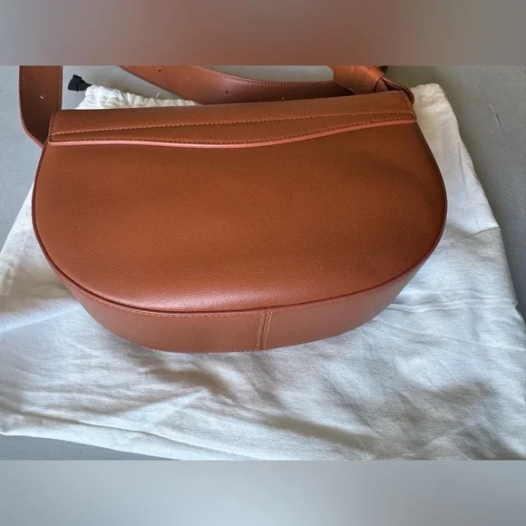 Cuyana Tan Crossbody Bag - Picture 4 of 14